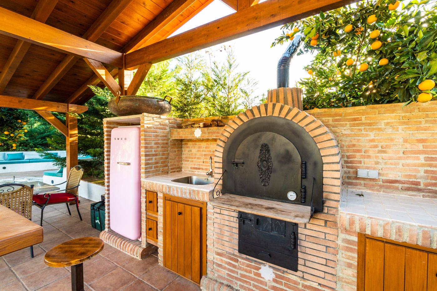 El horno de leña requiere técnica para funcionar